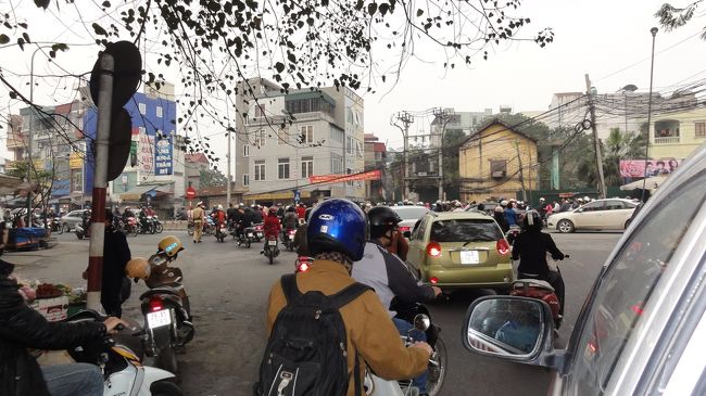 大きな交差点には信号が有ってみんな守っているようですが、なかには無視する方も若干おります…<br />混沌とした街、ハノイでした。