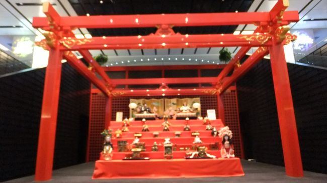 初、台北＆初羽田<br /><br />前々日に旦那が38度の熱があり、インフル疑惑で危うくキャンセルかとドキドキでしたが、無事に熱が下がり念願の台北です。<br /><br />朝、4時半に自宅を出発<br /><br />渋滞なし、ケンカなしで羽田に到着。<br /><br />※いつも国内線羽田まで渋滞＆大ゲンカなので<br /><br />人もまばらな出発ロビーに大きなお雛様