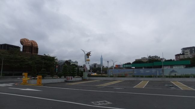 機長「確認してまいりましたが、計器類に以上はなくこのまま松山空港まで直行いたします。座席中央部のお客様には大変ご迷惑をおかけし申し訳けございません」<br /><br />と。<br /><br />離陸して2時間。<br />半分飛んでるもんね。<br /><br />大丈夫なら<br />大丈夫なら<br /><br />機長が言うなら。<br /><br />行っちゃってー<br /><br />無事、到着。<br />非常に強い、向かい風で1時間遅れでしたけど。<br /><br />写真は、松山空港の送迎バス乗り場近く。