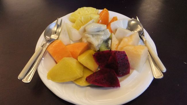 ホテルへ一度寄り、スーツケースを預けて、いざ観光へ<br /><br />百果園へ<br /><br />フルーツプレートです。<br /><br />ドラゴンフルーツ<br />マンゴー<br />パパイア<br />パイン<br />ミカン<br />バナナ<br />真ん中が釈迦頭<br /><br />あと、グァバがあったかな。<br /><br />フルーツは美味しかった。<br />ドラゴンはちょっと・・・<br /><br />