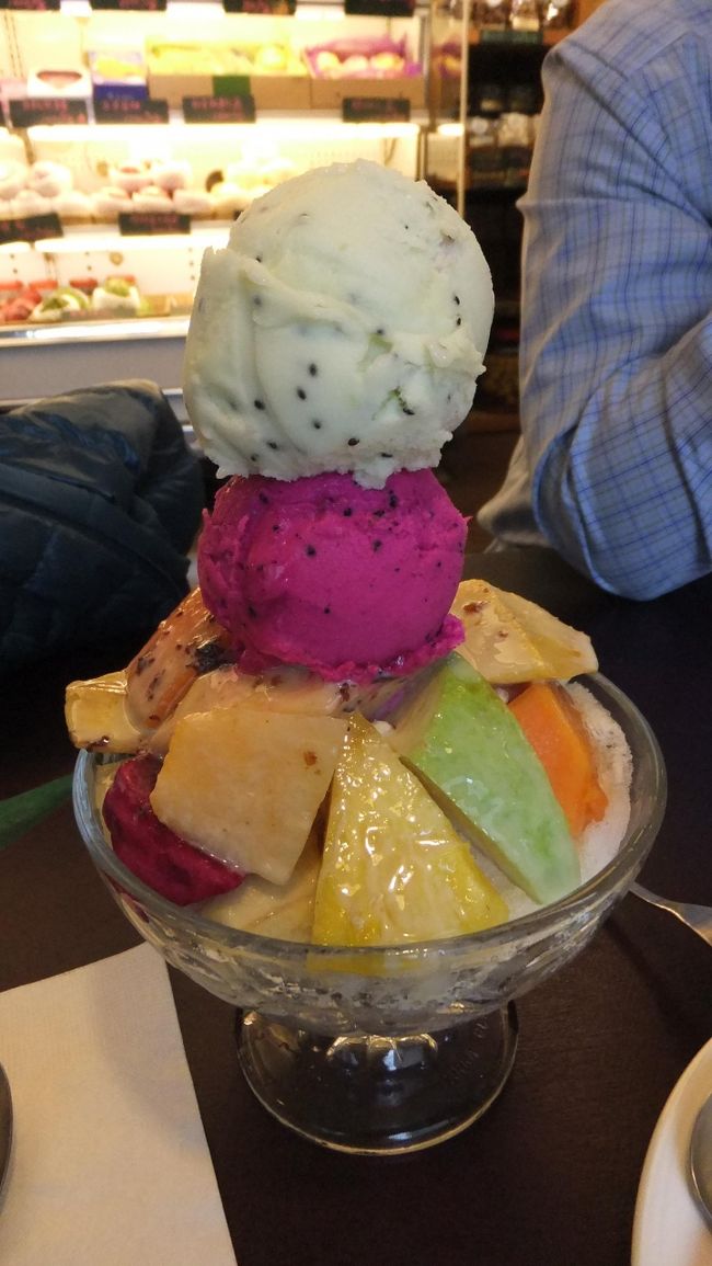 こちら、フルーツかきごおり<br /><br />台北さぁ、意外と寒くてかき氷ぜんぜん食べたくない気分なのに公開したくないから注文してしまった。<br />予想外にデカかった。<br /><br />旦那は食べてくれず・・・<br />しかも、オヤジはアイスをマンゴーとドラゴンフルーツ間違えるしさっ(−−〆)<br /><br />かき氷も、アイスもちょっと違う味だった。<br /><br />店内は、最初は私たち1組でしたが、みるみるうちに、日本人の女子だらけになりました。<br /><br />お土産にドライマンゴーを8袋買いました。<br /><br />そのまま食べてもよし。<br />小さく切り、プレーンヨーグルトに一晩つけて食べるとこれまた美味しいよ。<br /><br /><br /><br /><br /><br />
