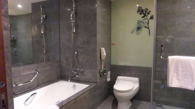 さて、3時になるので地下鉄でホテルへ<br /><br />今回は、シェラトン台北です。<br />ツアーでの予約ですが、SPGフロアーの12階。<br /><br />ラウンジが利用できるのが大きな決めてでした。<br /><br />バスルーム