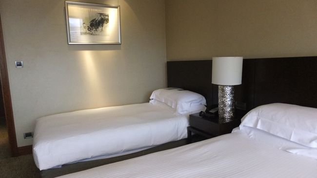 ベッド<br /><br />ウェスティンのベッドが一番好きだけど、こちらも文句なし。<br /><br />清潔感ある白と、肌触りの良いリネンは好き。<br /><br />