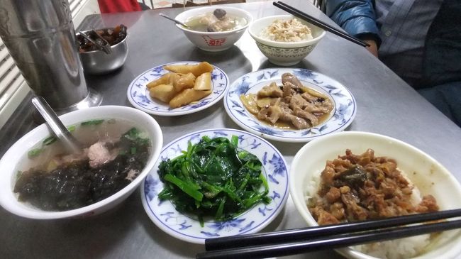ガイドブックで気になっていた<br /><br />梁記嘉義鶏肉飯<br />リャンジージャーイージーロウハン<br />松江路90巷19号<br /><br />おかずを指さしで選んで、おばちゃんによそってもらうシステム。<br />オドオドしちゃいました。<br /><br />機内食と百果園がきいてるのか、お腹がすかない!!<br /><br />少量にしてもらい、2人で250ドルくらい。<br />安い。<br /><br />のりスープ:醤油ベースのちょい濃いめの味<br />鶏スープ:塩味と干しシイタケと鶏のだしでやさしい味<br />ルーローハン:八角が少し苦手なんだけど、美味しい<br />ジーローハン:うまい<br /><br />空芯菜、豚肉と筍いため、ソーセージはちょい甘目な味付けでしたが、それぞれとても美味しく、お弁当もできるので、地元の人がうらやましいぞ。<br /><br />