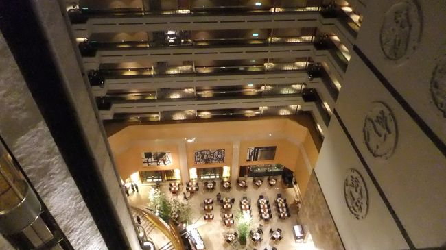 急いでホテルへ戻って<br /><br />これから、ハッピーアワーにでかけます。<br /><br />吹き抜けから、レストランのいい匂い