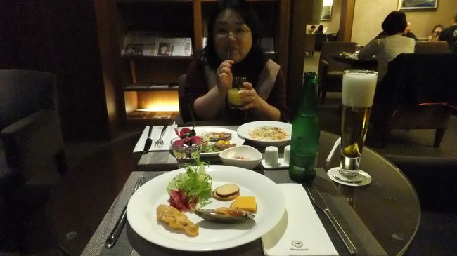 魅惑のハッピーアワー<br /><br />すっっっっごく、充実してました。<br /><br />シェフがパスタを作ってくれました。<br />トマトかクリーム、ソースを選び、ペンネかスパゲッティを選び、具もチョイスできました。<br /><br />おでんもあり、台湾サンドウィッチ、ケーキにたくさんのホットミールも。<br /><br />隣席の方は、チャーハンまで作っていただいてましたよ。<br /><br />さて、明日は1日市内観光と九份と夜市へ行ってきます。<br /><br />朝早かったので、ぐっすり眠りました。<br /><br />2日目へ続く