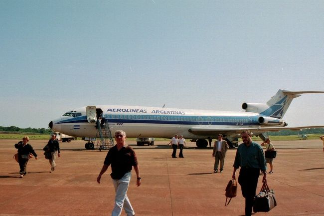 プエルト・イグアス空港<br /><br />ブエノスアイレスから1時間半のフライトでプエルト・イグアスに到着。暑い！<br />成田からトータル約36時間の移動でした。<br />