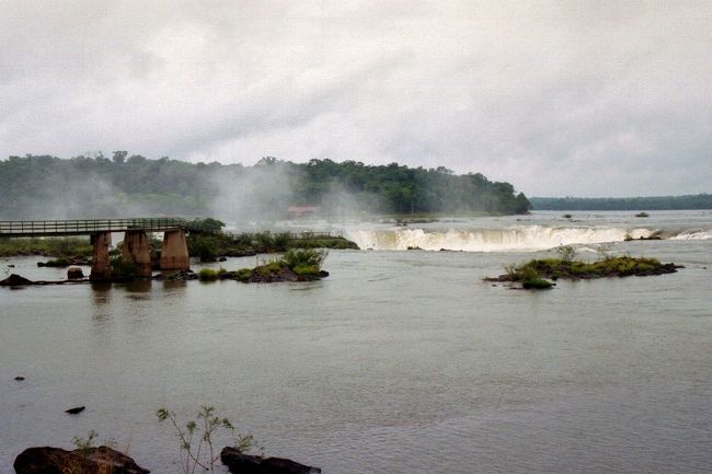 ＜12月6日＞<br />イグアスの滝<br /><br />翌日は天気がガラリと変わって一日中雨でした。涼しいのは良いが、やはり晴れて欲しかったな〜。<br />