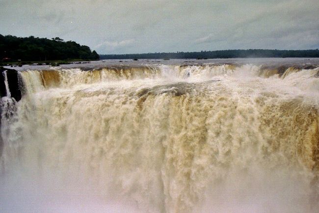 日本の滝とは桁違いの水量に圧倒されました。