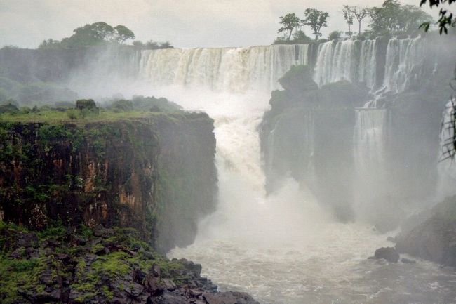 アルゼンチン側のイグアスは滝のコレクションみたいなところでした。<br /><br />翌7日も雨。ブエノスアイレスに戻るフライトは午後でしたが、滝を見に行く気になれず、この時のイグアスの印象は天気のせいでイマイチでした。