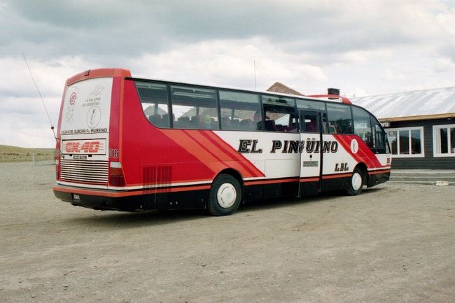 ＜12月8日＞<br />ペリト・モレノ観光の基点となるカラファテまでの移動日。当時はブエノスアイレスから直行便が無かったので、リオガジェゴスまで飛行機で、あとはバスで移動しました。<br />写真はリオガジェゴスから乗ったバス。