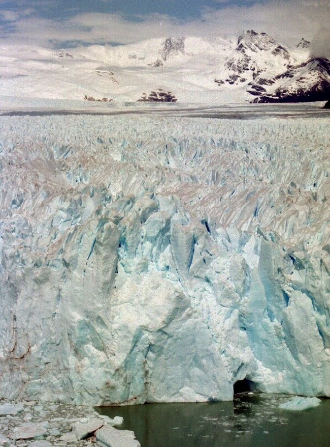 期待どおりの大迫力！<br /><br />温暖化の影響で後退する氷河が多い中、ペリト・モレノは迫力のスケールを維持し続けている氷河です。