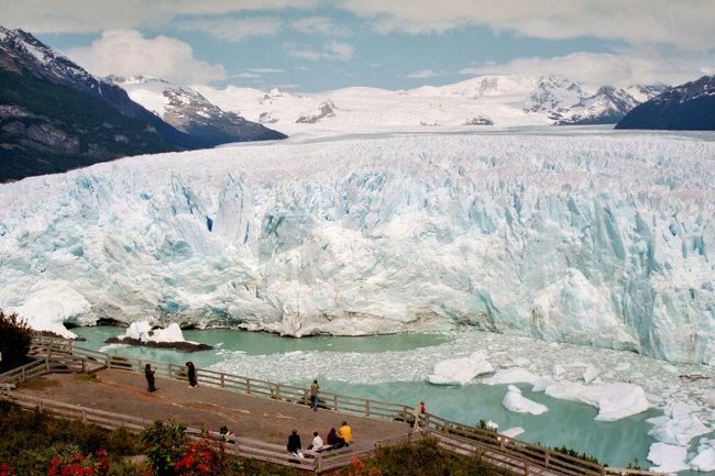 氷河は先端部でも幅5キロというスケールで、写真に入りきらない・・・<br /><br />表紙の写真です。