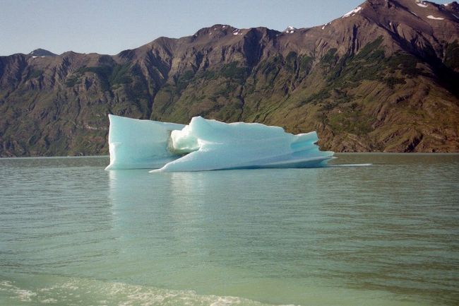 ＜12月10日＞<br />ウプサラ氷河とオネリ氷河観光へ。天気は今日も晴れ！<br /><br />小さなバスで1時間でプエルト・バンデーラ（Puerto Bandera）に着き、そこから船に乗って湖をクルーズ。ときどき湖を漂う氷に遭遇。<br />