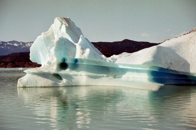青い氷を見ているだけでワクワクします。