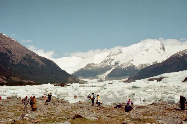 といってもオネリ氷河との間には水があるので、氷河の上を歩けるわけではなかった。(-_-)
