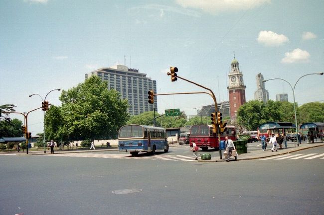＜12月5日＞<br />4日夕方の便で成田を出発してシアトルで入国審査。シアトルからマイアミへは同じ便名で機体はMD-11からB757にチェンジ。マイアミではゲート変更に直前まで気づかず冷や汗をかきました。<br />写真はブエノスアイレスでエセイサ空港からホルヘ・ニューベリー空港までバスで移動中に撮影。<br />