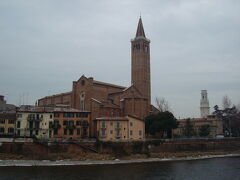 鐘楼が美しいサンタナスターシア教会。
画面右後方に小さく見える塔は、ドゥオーモの鐘楼。
