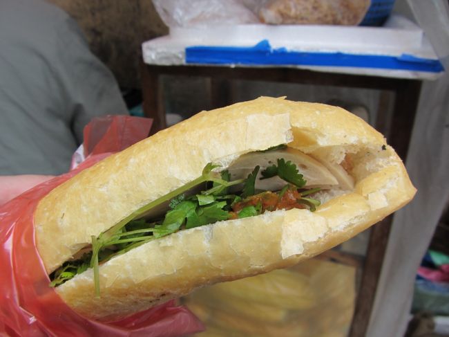 昨日買ってたお店でお肉バイミーを買った！1.5万ドン<br />