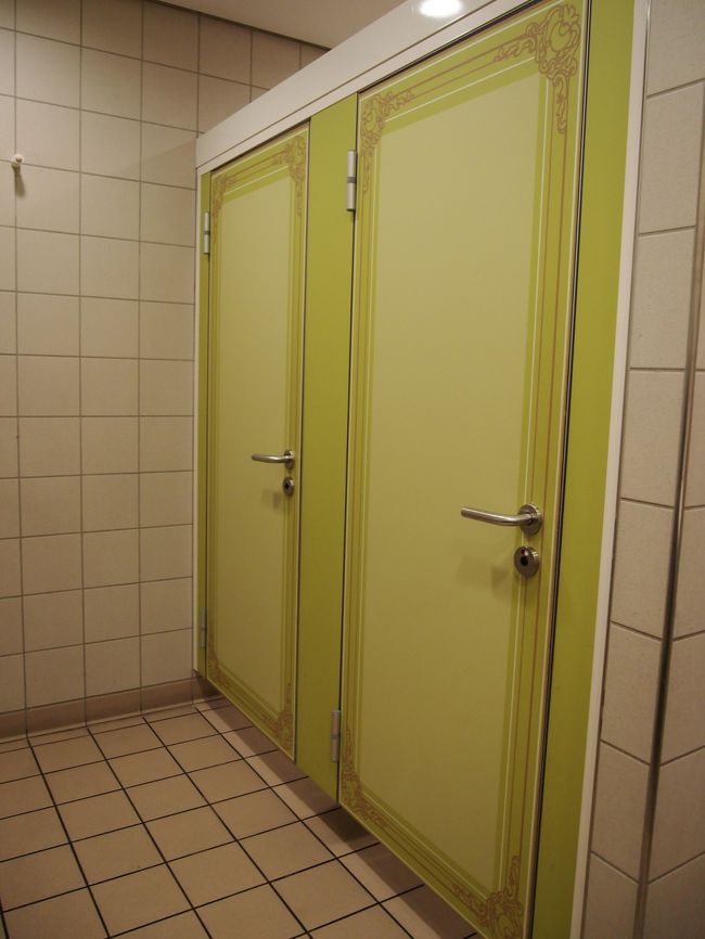 定時よりもかなり早くCDG着…！<br /><br />…が、バッグが出てこない出てこない（笑<br />ビジネスでプライオリティーのタグ着いてたにもかかわらず、結構時間かかりましたよ…。そして、バッグの出し方が荒い…！！！！<br />ドサッ！！！と、かなり高めの位置から滑り落ちてきてました。<br /><br />ビジネスだったおかげで、それでも早くバッグは出てきたんですが、ホテルまでの送迎頼んでたので、他のお客さんが出てくるまで結局空港で足止め。待ってる間にちょっと散歩。<br /><br />お手洗い。ドアかわいい…！