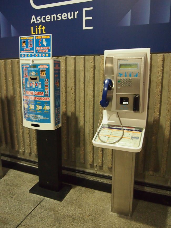 海外に行くと、絶対撮るものの中に公衆電話があります（笑<br /><br />何でか知らないけど、見つけたら撮りたくなるんです。<br />アジアは派手な色が多いけど、フランスのはシルバーでかっこいい感じですね！