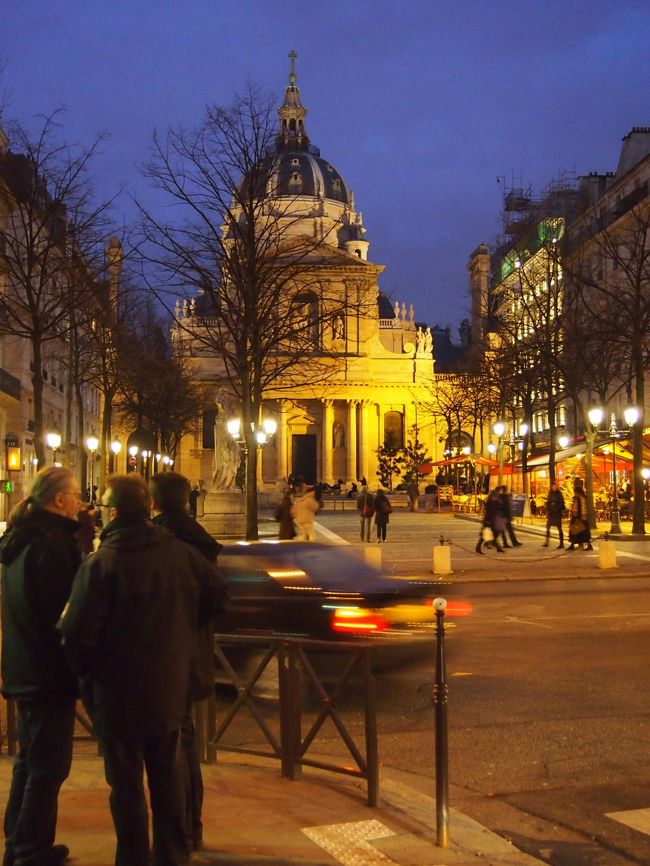 荷物の整理をし、ホテル周辺の地理を把握するためにちょっとブラブラ＆夕食の調達へ。<br /><br />何か建物が見えてきた…