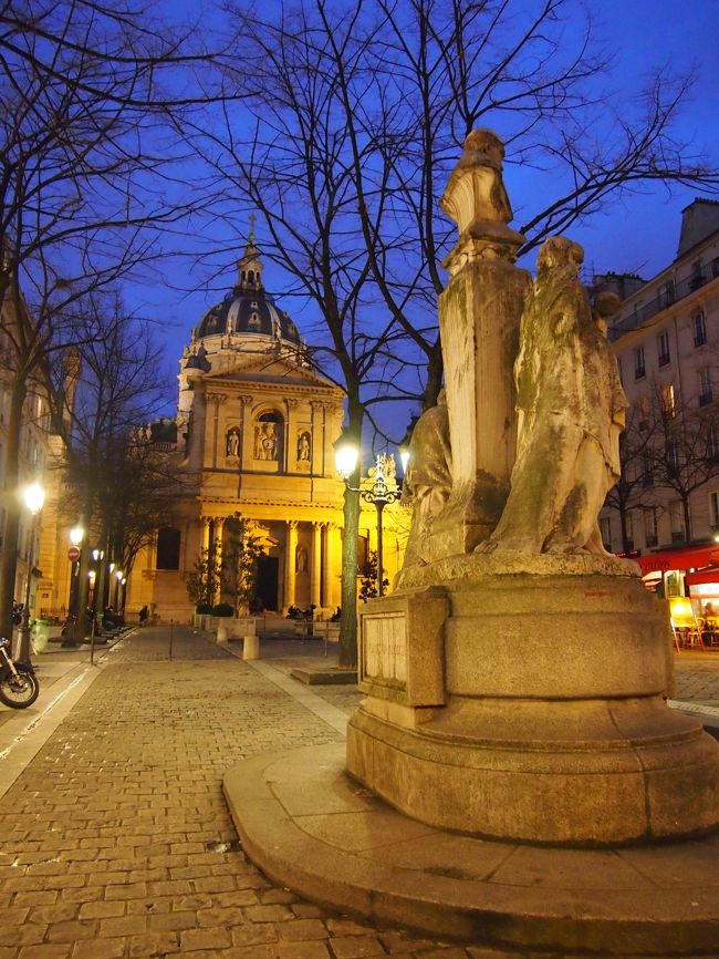 この奥がかの有名なソルボンヌ大学だそうで…。<br />というか、大学の前の広場にこんな彫刻やら建物やらがある辺り、さすが（？）フランス…。<br />これだけでも絵になるよ…<br /><br />この後、年賀状のお返し（←今更）としてエアメール出したかったので、Gilbert Josephでポストカードを購入＆夕食の調達に前回から愛用してるmonoprixへ行ってホテルへ戻りました。