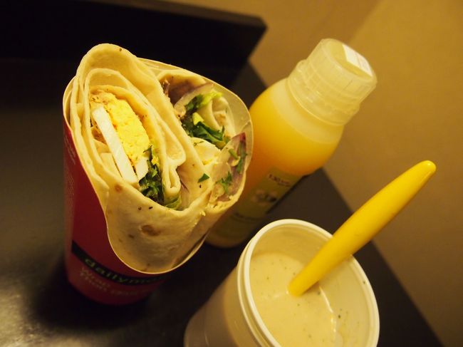 パリ1回目の食事はmonoprixで調達したトルティーヤとオレンジジュース、シャンピニオンのスープ（粉末）<br /><br />このトルティーヤめっちゃ美味しかった…！！そして、このオレンジジュース…！！美味しすぎて、ほぼ毎日のように買って飲んでました（笑）シャンピニオンのスープは…なんか香りが強くてダメでした…。飲み始めはいいんですが、だんだんキノコの香りが強くなってきて気持ち悪く…（←<br /><br />ホテルでフランス語版ドラゴンボールを見つつの夕食でした（笑<br /><br /><br />これで、1日目は終了です！！<br />読んで頂き、ありがとうございました！！