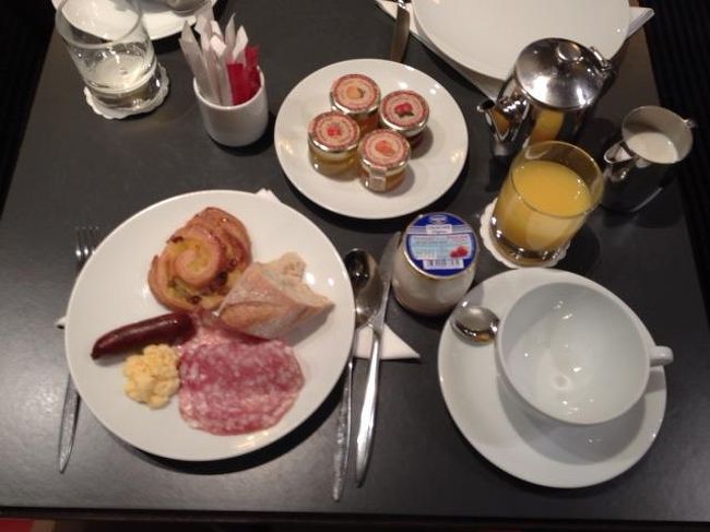 2日目は、オプショナルツアーの集合時間の関係で朝早く起床。<br />眠気はとれないけど、さっさと準備しないと間に合わない…！！<br /><br />ぼけーっとしたままホテルの地下へ行き朝食です。<br /><br />パンはクロワッサンやバゲット、パン・オ・ショコラ等5〜6種類、副菜（？）にベーコンやサラミ、ハム、ウィンナー、スクランブルエッグ等。シロップ漬のフルーツも3種類ぐらいありましたが、野菜はありませんでした。ヨーグルトやチーズもそれぞれ3〜4種類ぐらい、飲み物はオレンジとリンゴのフレッシュジュースと牛乳が置いてあり、コーヒーと紅茶はスタッフの方が部屋番号と合わせて聞いて回るシステムでした。<br />…フランスのパンって…何でこんなに美味しいんだろう…。<br />ホテルのパンですらこのクオリティ…。恐ろしい子…！！( ﾟдﾟ )ｸﾜｯ!!<br /><br />ほぼ毎日いたインド系のおじさんの感じがとてもよく、最初の2日は部屋番号聞かれましたが、あとは顔パス状態でした（笑<br /><br />5泊して、毎朝ここで朝食とりましたが、日本人はおろかアジア系は誰1人として会いませんでした。私が見かけたのは、フランス人とイギリス人（アメリカかも）、あとは多分スペイン語圏の方でした。