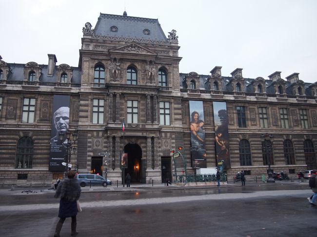 ホテルの最寄り駅がODEONで乗りいれてる路線が④⑩。オプショナルツアーの集合場所の最寄り駅がPalais Royal Musee du Louvreで乗りいれてる路線が①⑦。<br />前回1人でメトロの切符買ってない（仏人の友人がささっと操作して買ってくれたので）＆大きいChatlet駅で時間が決まってる中乗り換えは危険かな…と思い、歩くことに。<br /><br />…乗り換えとかの心配はしますが、一回も歩いたことの無い場所を地図だけ頼りにして歩くことには何も心配しないってのもどうかと思いますが…。日本でも海外でも、地図さえあれば初めてのところでも迷ったこと無い＆方向感覚はいい方なので、過信して歩いてみることに。<br /><br />迷いもしなかった！時間も見積もってたのと同じぐらいで着いた…！<br />けど、ホテルを出発するのが遅くてギリギリでした…orz<br />朝焼けのセーヌ河とか撮りたかったよ…！！キラキラしててキレイだったのに…！！<br />バゲット素手でもったおじさんとか盗撮したかったよ！！（ぇ<br /><br />なんだかんだで到着し、パレロワイヤル広場からルーブルをパチリ。<br />1人でぼけーっとしていたら、一人旅という女の子に声をかけられ、ここからこの日は2人で色々観光することになりました！