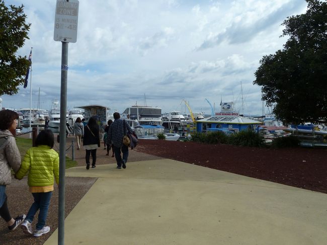 休憩後も走り続け、定刻通り10時半頃にポート・スティーブンスのネルソン湾に到着。<br /><br />日曜日だからか、多くの観光客が訪れていました。