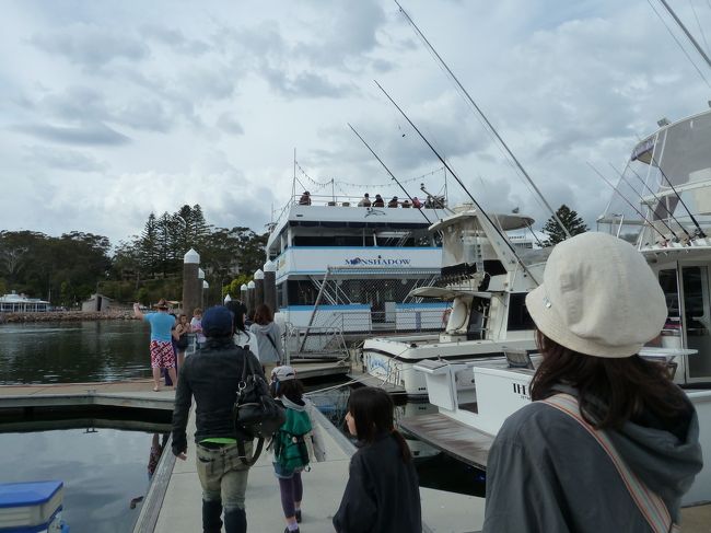 桟橋を渡って停泊している船まで歩いていきました。<br />真ん中に見える3階建ての船が今回のツアーで乗る船です。<br /><br />乗船したのは、我が家が参加した日本人ツアー約15名の他、<br />韓国人ツアーの団体客約30名でした。<br />船員はOZでしたが、客は全員アジア人。<br />