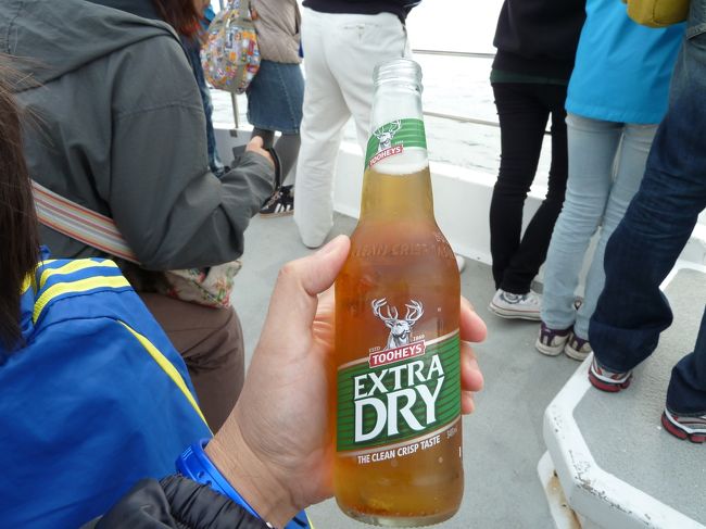 乗船後、ガイドさんの説明を受け、いざデッキ等に陣取りました。<br />座る場所を決めたら、やっぱり次はこれでしょ、ビール！<br />風に当たりながらデッキで飲むビールが美味しかったぁ☆<br /><br />船内には無料のコーヒー＆紅茶もあり、<br />子ども達は無料ドリンクをもらっていました。<br /><br />嫁は・・・様子がおかしい。<br />1階先頭のデッキはイルカが間近に見える反面、<br />結構揺れるので船酔いしやすいみたい。<br />落ち着くまで安静に・・・。