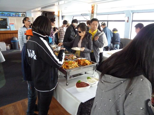 そして埠頭へ戻ると船は停泊し、船内でランチバイキング。<br /><br />ランチバイキングの様子です。<br />結構美味しかったですよ。