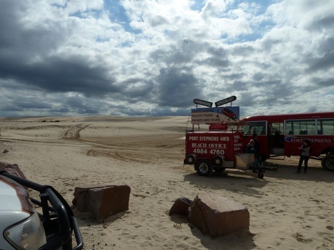 ここからバスでストックトン砂丘へ移動。<br />SMAPの香取くんが主演したドラマ「孫悟空」のロケ地だそうです。<br /><br />ここで、写真に写っている4WDのバスに乗り換え、<br />砂滑りができるスポットまで道のない行程を跳ねながら進みました。