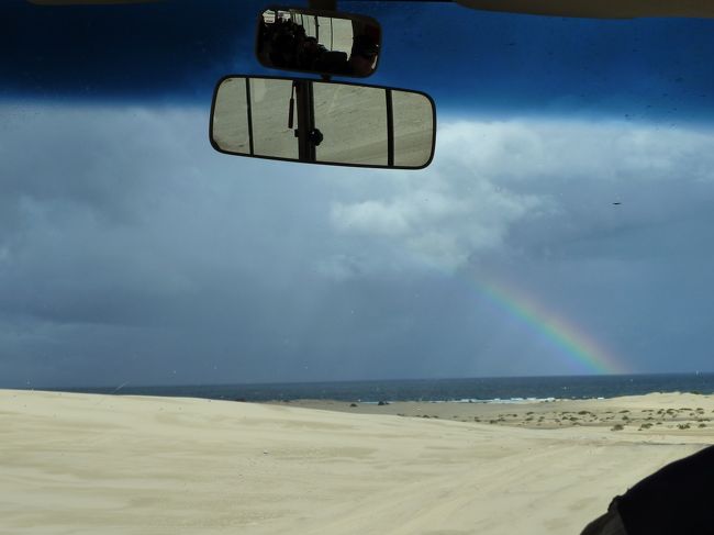 またバスに乗り込み、今度は海辺へ移動。<br /><br />小雨が降ったので、移動中に虹が出ていました。<br />そういえば、朝シドニーを出発した際に、<br />ドライバーが<br />「今日は虹が出る気がする。今日のお客さんはラッキーだ」<br />と言っていたのを思い出しました。<br />本当に虹が出ました！