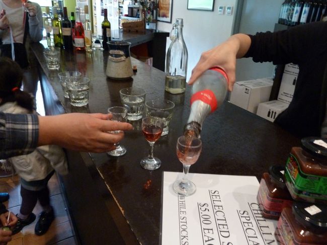 このワイナリーは大量生産をしない（できない？）ため、<br />ここのワインが市場に出回ることは基本的にないと聞いたような・・・。<br />（記憶があやふやですみません）<br /><br />しっかりと試飲をさせてくれました。<br />我が家は普段あまりワインを飲まないのですが、<br />貴腐ワインが美味しかったので、1本お買い上げです。