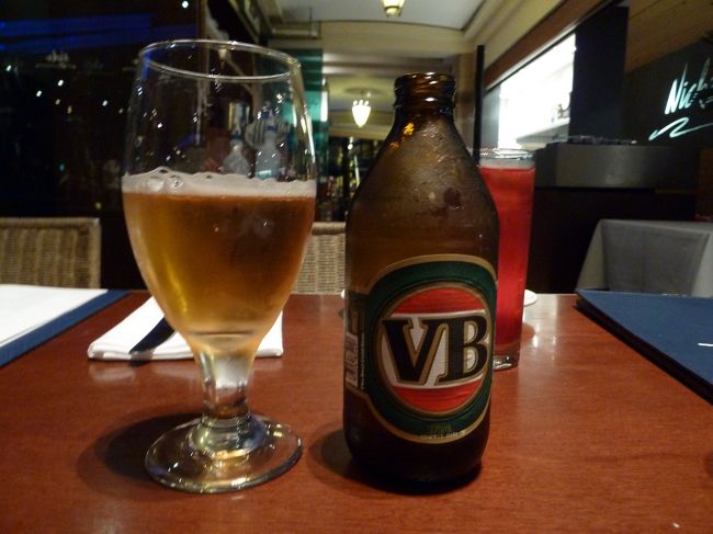帰りはホテル以外のところへも送ってくれます。<br />また、レストランも希望を言えば、ガイドさんが予約までしてくれました。<br />ガイドさん、一日本当にお世話になりましたm ( _ _ ) m<br /><br />ということで、ダーリング・ハーバーにあるNick'sというシーフードレストランで夕食を取ることに。<br /><br />また新しい種類のビールをいただきました。<br />このVictoria BitterがおそらくOZでは最も一般的なようです。