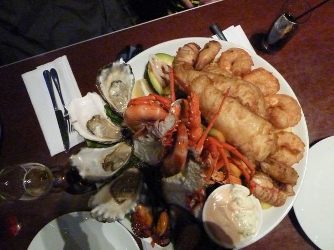 ドリンク以外はシーフード・プラッターだけ注文しました。<br />家族4人でどうかなと思いましたが、<br />いいお値段なだけあってボリュームたっぷりで満足です。<br /><br />他のテーブルを見ていても、同じ料理を頼んでいるグループがぼちぼちいました。<br />観光客向けかなとも思いましたが、地元の方っぽい人もちらほら。