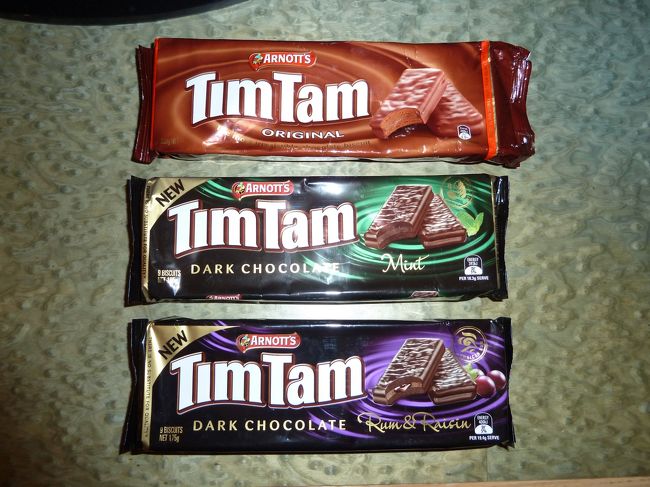 しっかり食べたので、ダーリング・ハーバーから歩いてホテルまで帰りました。<br />徒歩15分かからない程度でしょうか。<br /><br />ホテルのすぐ近くにはColesという大手スーパーチェーン。<br />この日から毎晩のように寄ったのですが、<br />そこでお土産も含めちょこちょこ買い物をしました。<br /><br />写真はOZを代表するお菓子、TimTamです。<br />スーパーで買うと１つ２〜３ドルで買えますが、<br />空港では１つ５〜６ドルだったと記憶しています。<br />日本でも400円程度で売っていました。