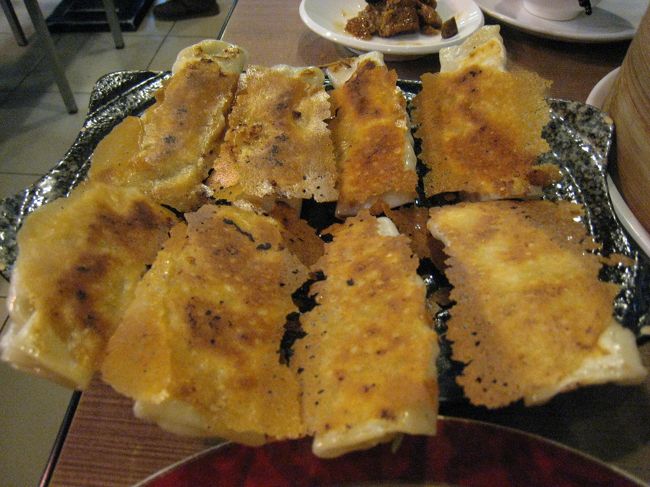 パリパリ羽根つき餃子。お店の人が切ってくれます。