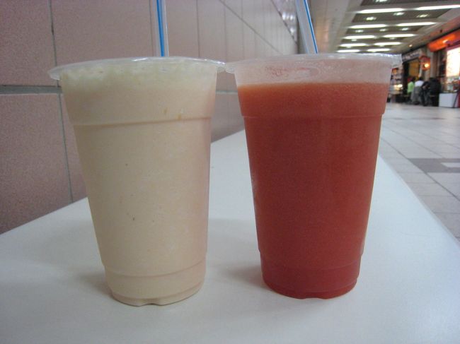 荷物を置いてすぐに歩いて台北駅の地下街で、まずはパパイヤ牛乳とスイカジュースで乾杯！パパイヤは季節外れのせいか、今回どこで飲んでも薄かった。