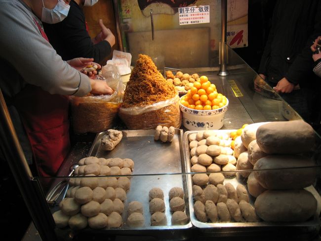 すごく並んでいます。中に何か入っているのと何も入っていないものがあって、入っていないものの方が好きです。