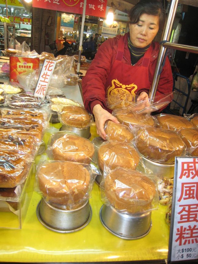 この夜市で売っている、このシフォンケーキ、ふわふわです。お土産に４個お買い上げ〜