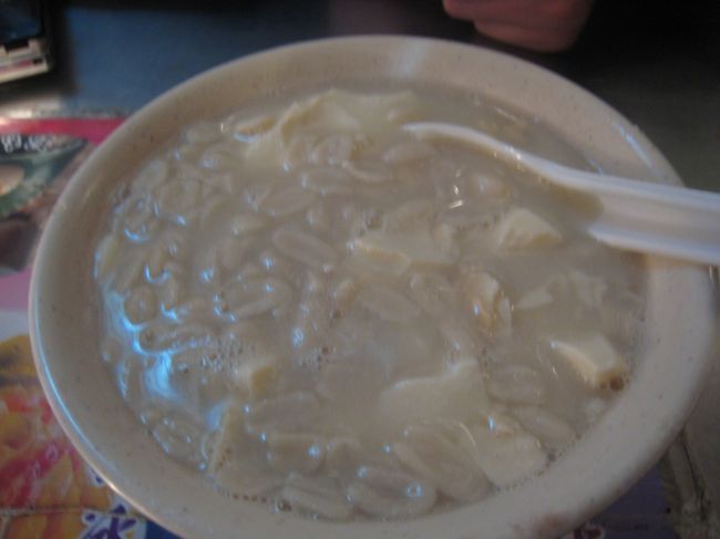 温かい豆花もおいしいね　ピーナツの煮た缶詰を買って帰り、家でも台湾を思い出しながら食べます。