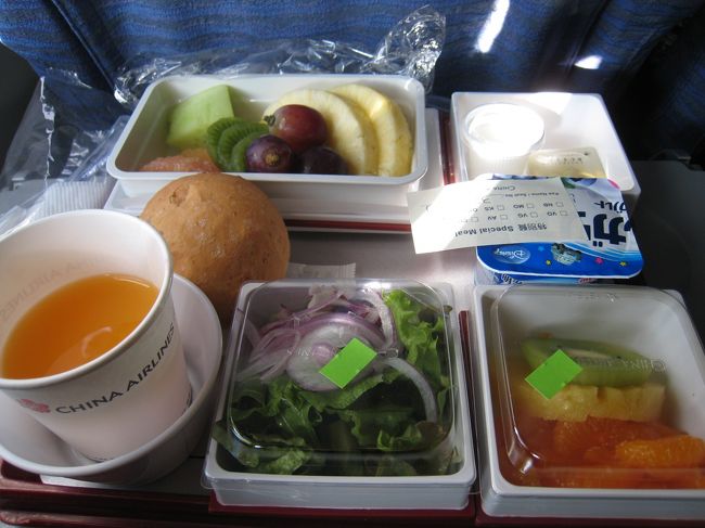 チャイナエアラインのフルーツプレート。映画はタンタンの冒険を観ましたが３時起きだったので、寝てしまい覚えていません。台北に到着したのが１０時半ごろ。松山空港では、２頭のビーグル犬がお仕事をしていました。可愛かった。そういえば、羽田空港にも検疫探知犬として２頭のビーグル犬がデビューしたそうですね。ご苦労さまです。