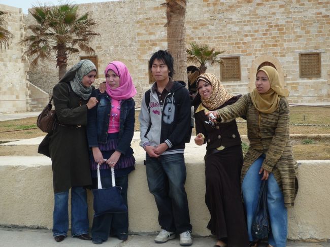 次男は<br />エジプトの<br />女子大生に囲まれ<br />なかなか<br />解放されませんでした。<br /><br />ツアーのメンバーで<br />年齢が近いお嬢さんと<br />お話ができ<br />かれにとっても<br />思い出に残るツアーとなりました。<br /><br />カーイトゥーベイの要塞