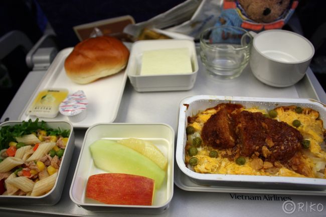 機内食から始まる（今回はフライトボードを撮り忘れ＾＾；）<br />カツ丼でした。<br />なのに何故か、こちらが洋食