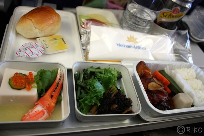 こちらが和食。<br />鶏の照り焼きと蟹爪とゴマ豆腐。