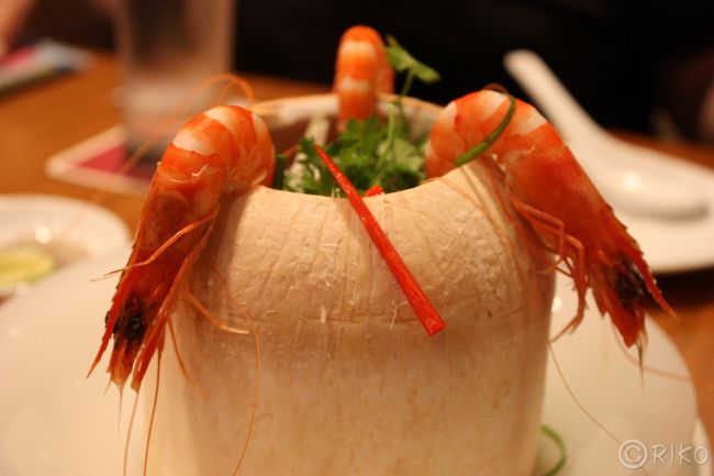 海老のココナッツジュース蒸し。<br />なんか寂しい・・・と思っていたら、中にたくさん入っていました（笑